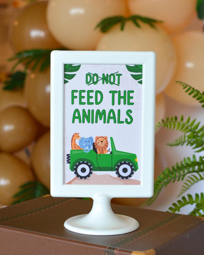 Do Not Feed the Animals Sign